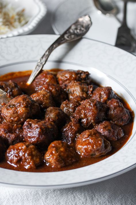 Syrian Meatballs, Tamarind Sauce Recipe, Lebanese Dishes, Syrian Recipes, Tamarind Recipes, Syrian Food, Middle East Recipes, Stuffed Grape Leaves, Tamarind Sauce