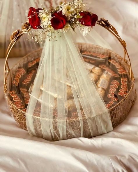 Bridal Hamper Ideas, Nikkah Gift Basket, Wedding Dala Decoration, Wedding Thaal Ideas, Wedding Taals Ideas, Nikkah Taals, Bridal Gift Wrapping Ideas Packaging, Marawa Packing Ideas, Gift Hampers Packaging Basket Ideas