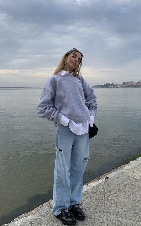 Grey Crewneck Outfit, Crewneck And Jeans, Collared Shirt Outfits, Sofia Coelho, Crewneck Outfit, 00s Mode, Fits Ideas, Everyday Fits, Outfit Oversize