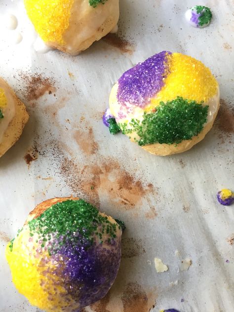 Fat Tuesday is right around the corner, which can only mean one thing…Mardi Gras! There is also only one thing you truly need to celebrate Mardi Gras…King Cake! Instead of making a big … Mardi Gras Party Food, Mardi Gras Desserts, King Cake Bites, Kings Cake Cupcakes, Lavender Diamond, King Cake Recipe Easy, New Orleans King Cake, King Cakes, King Cake Recipe