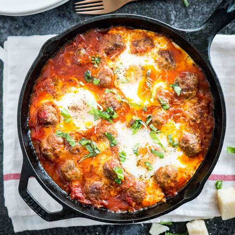 These Italian Baked Eggs and Meatballs are the BEST comfort food! A delicious, easy brunch dish that makes a great satisfying dinner, too. Italian Baked Eggs, Homemade Meatballs Easy, Egg Recipes For Dinner, Best Egg Recipes, Eggs Dinner, Brunch Dishes, Easy Brunch, Baked Eggs, Breakfast For Dinner