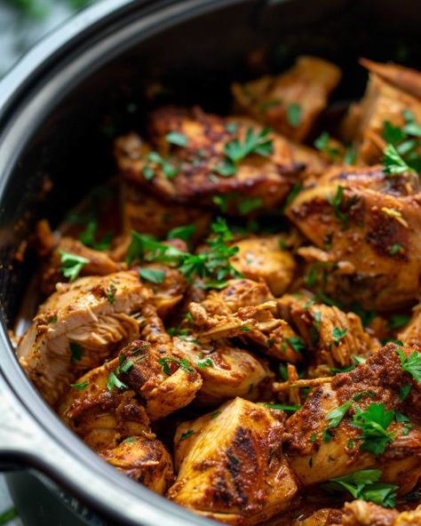 Slow Cooker Chicken Shawarma, Crockpot Chicken Thighs, Slow Cooker Chicken Thighs, Low Carb Slow Cooker, Chicken Shawarma, Chicken Thigh Recipes, Chicken Crockpot Recipes, Crockpot Recipes Slow Cooker, Chicken Dishes Recipes