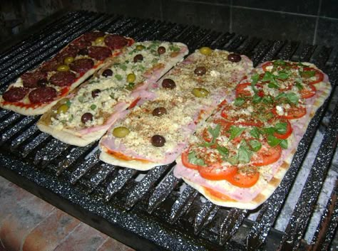 Pizzas a la parrilla: receta paso a paso – Buena Vibra Reheat Pizza, Argentina Food, Argentinian Food, Hamburgers Grilled, Pizza Dough Recipe Easy, Pizza Roll, Brunch Inspiration, America Food, Bistro Food