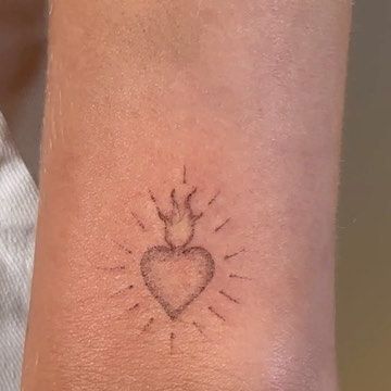 〰️ Ten 〰️ on Instagram: "wrist tattoo placement inspos for your next tattoo 🍓🌷" Mexican Sacred Heart Tattoo, Sacred Heart Tattoo Chest, Tattoos Around Wrist, Top Wrist Tattoos For Women, Front Wrist Tattoos For Women, Top Wrist Tattoo, Wrist Tattoo Placement, Top Of Wrist Tattoos, Dainty Wrist Tattoos For Women