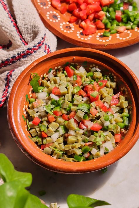 Ensalada de Nopales Nopales Salad Recipes, Mexican Nopales Recipes, Chicken And Nopales Recipe, Nopales Recipes, Nopales Recipes Mexican Healthy, Recipes With Nopales, Nopales Recipe, Okra, Quesadillas