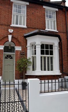 30 bay window decorating ideas that blend the functionality and gorgeous decor into comfortable and modern interior design can inspire you and guide you in the search for the perfect way to incorporate your bay window into your home interior, creating a wonderful place to relax, read, work or watch the kids play on the floor. Victorian Mosaic Tile, Victorian Front Garden, Victorian Front Doors, York Stone, Victorian Terrace House, Front Gardens, Victorian Terrace, Front Door Colors, Covent Garden