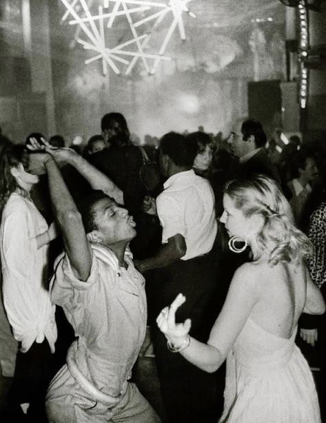 Nightclub Photos, Disturbing Pictures, Club In Paris, Paris Nightclub, Black Yeezys, Black Quinceanera, Quinceanera Dresses Black, Studio 54 Party, Club Dancing