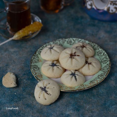 persian rice cookies on plate with poppy seeds and rose petals with Persian tea Rice Cookies, Herbed Rice, Persian Tea, Persian Rice, Persian Recipes, Rice Bread, Persian Cuisine, Walnut Cookies, Dried Rose Petals