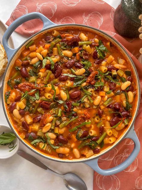 Classic Minestrone Soup Chili Vegetarian, Staple Meals, Bean Soups, Clean Eating Soup Recipes, Comfort Food Dinners, Healthy Soup Recipe, Bean Dishes, Minestrone Soup Recipe, Food Dinners