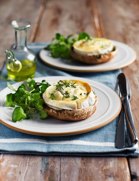 French goats' cheese on mushrooms http://www.sainsburysmagazine.co.uk/recipes/starters/veggie/item/french-goat-s-cheese-on-mushrooms# Fingerfood Party, Cooking Advice, Pub Food, Starters Recipes, Food Trends, French Food, Food Presentation, Portobello, Goat Cheese