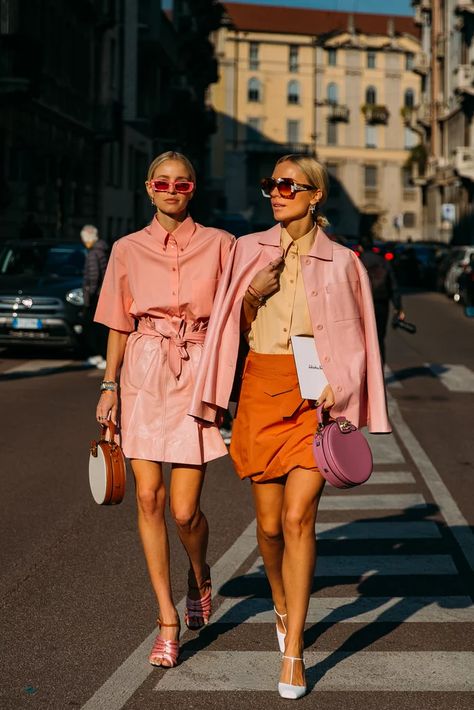 Street Style 2020 Summer, Peach Clothes, Milan Fashion Week Runway, Plunging Dress, Lana Condor, Milan Fashion Week Street Style, Milan Street Style, Outfit Primavera, Womenswear Fashion