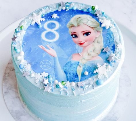 Frozen is the most loved and popular Disney princess among young girls. Girls love to have a Frozen-themed birthday cake. This exquisite Frozen cake is adorned with blue buttercream and fondant icing snowflakes. This will totally mesmerize your birthday girl and her friends. Girls Birthday Cake Ideas, Frozen Themed Birthday Cake, Elsa Cake Frozen, Twin Birthday Cakes, Cake Designs For Kids, Candy Birthday Cakes, Elsa Cakes, Frozen Birthday Cake, Princess Birthday Cake