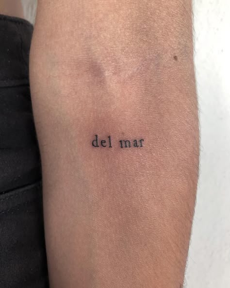 Sam Animal on Instagram: “Tatuando en el mar a personas del mar🖤🌊 - - #tattoo #tattooing #blacktattoo #blacktattooart #blackworker #blackworkerssubmission #art…” Petite Tattoos, Discreet Tattoos, Dainty Tattoos, Subtle Tattoos, Dream Tattoos, Little Tattoos, Simplistic Tattoos, Minimal Tattoo, Piercing Tattoo