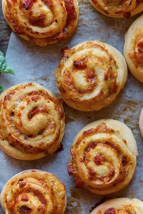 Homemade Pizza Buns, Pizza Buns Recipe Homemade, Savory Buns, Pizza Buns Recipe, Pizza Bun, Pastry Swirls, Homemade Appetizers, Pizza Buns, Pizza Easy