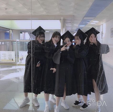 5 Besties, Friendship Photoshoot, Korean Best Friends, Girl Friendship, Bff Photoshoot Poses, Bff Photoshoot, Friend Poses Photography, Photography Posing Guide, Graduation Photoshoot