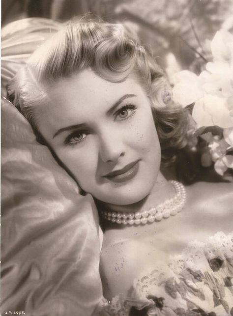 Susan Shaw, English Actresses, Silver Screen, Vintage Beauty, Golden Age, How Beautiful, Vintage Ladies, Actresses, Satin