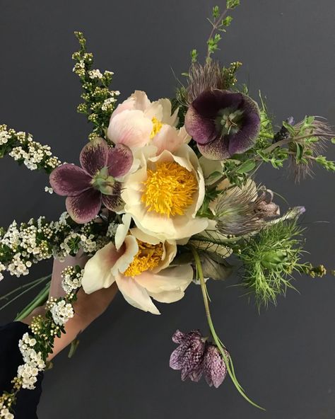 MIZUTAMA (@mizutamastudio) •   botanical design boutique. bouquet  #mizutama #mizutamastudio #ikebana #hana #melissabrzuszek #botanicaldesign Agrostemma Bouquet, Art Deco Flower Arrangements, Ikebana Bouquet, Plant Partition, Unique Flower Bouquet, Ikebana Wedding, Outdoor Garden Design, Partition Ideas, Ikebana Flower