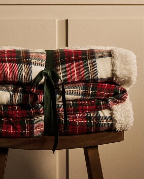 Manta cuadros tartán christmas  throw blanket Holiday Living Room, Christmas Throw Blanket, Tartan Christmas, Christmas Bedroom, Holiday Dining, Christmas Wonderland, Christmas Deco, Zara Home, Christmas Pillow