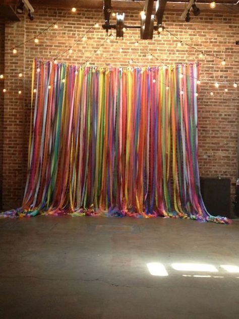 how to make a multi-color ribbon backdrop Father Daughter Dance Ideas, Diy Fotokabine, Photo Booth Backdrop Wedding, Streamer Backdrop, Diy Pinata, Diy Tutu, Photo Booth Ideas, Diy Photo Booth, Rainbow Wedding