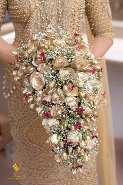 Marriage Bouquet, Rose Gold Wedding Flowers, Wedding Dress Jewelry, Bride Photoshoot, Bridal Bouquet Flowers, Boquette Flowers, Sparkly Wedding, Desi Wedding, Outdoor Wedding Ceremony