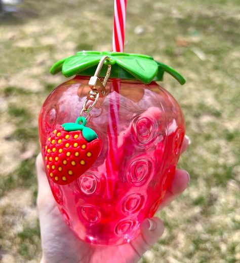 "This is a super cute strawberry cup! Perfect for those cool beverages in the spring and summer! These are for cold drinks only Can be Personalized! To add a name check the personalized box and type the name as you would like it added and your font choice. If no color is selected black will be sent. Size: 12cm x 10cm/4.72\" x 3.94\" (Approx.) Each includes: 1 x Water Bottle 1 x Bottle Straw 1 x Strawberry Pendant" Slytherin Fashion, Paper Doll Printable Templates, Strawberry Kitchen, Pizza Sandwich, Aesthetic Objects, Strawberry Fields Forever, Red Valentine, Pasta Food, Food Pizza