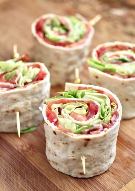 BLT pinwheel sandwiches Pinwheel Sandwich Recipes, Ham And Cheese Pinwheels, Pinwheel Sandwiches, Tea Sandwiches Recipes, Appetizer Sandwiches, Party Sandwiches, Fresh Salad Recipes, Pinwheel Recipes, Catering Ideas Food