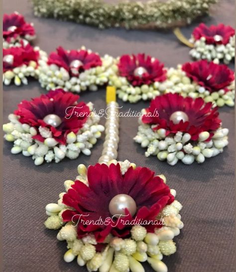 Diy Floral Jewellery, Baby Shower Jewellery, Thermocol Craft, Baby Shower Jewelry, Flowers Jewellery, Fresh Flower Jewelry, Flower Jewelry Designs, Wedding Flower Jewelry, Flower Garland Wedding