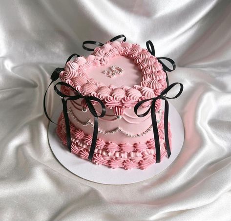 Black And Pink Cake Birthdays, Pink And Black Cake Ideas, Black And Pink Birthday Cake, Pink And Black Birthday Cake, Money Birthday Cake, Heart Birthday Cake, Hello Kitty Birthday Cake, White Birthday Cakes, Fantasy Cake