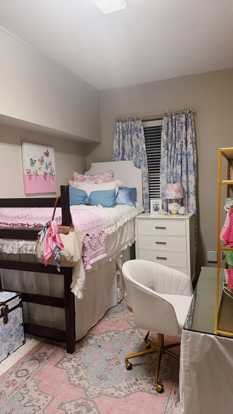 Dorm Room Inpso #college #loveshack #dorm #decor #dormdecor #loveshackfancy #collegedorm Collage Dorm Room, Dorm Room Aesthetic, Girl College Dorms, College Dorm Room Ideas, Dorm Door Decorations, Sarah Lawrence College, Dorm Door, Dorm Inspo, Dorm Room Ideas