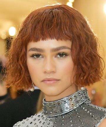 Zendaya - Zendaya went full on Joan of Arc, from her choppy auburn bob down to her armor-inspired Versace. Auburn Bob, Razor Cut Bob, Singer Fashion, Low Maintenance Haircut, Hairdos For Curly Hair, Uma Thurman, Bob With Bangs, Joan Of Arc, Chic Hairstyles