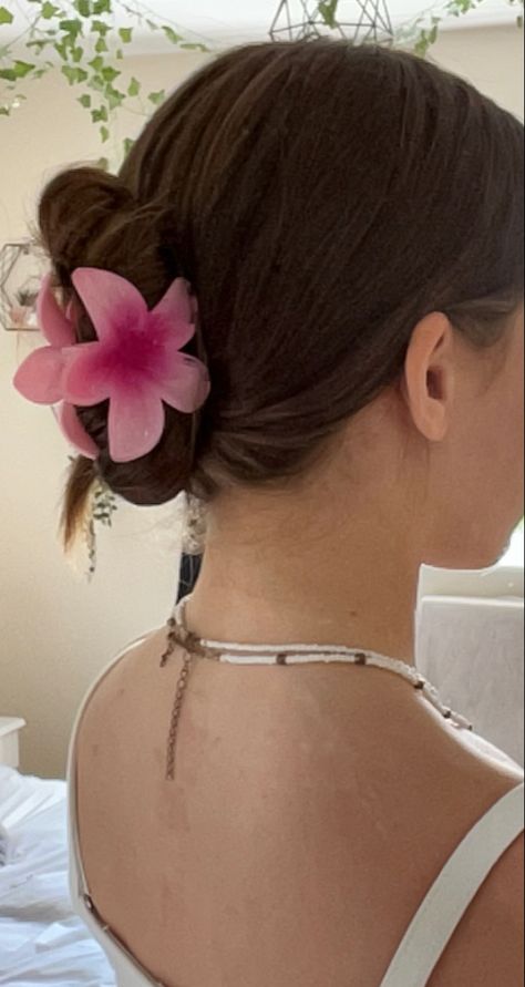 Cute Flower Claw Clip Hairstyles, Flower Claw Clip Outfits, Flower Claw Clip Hairstyles Thick Hair, Summer Hairstyles Claw Clip, Flower Claw Clip Hairstyles, Summer Hairstyles Flower Clip, Hairstyles Claw Clip, Hair Inspo Summer, Aesthetic Flower Claw Clip