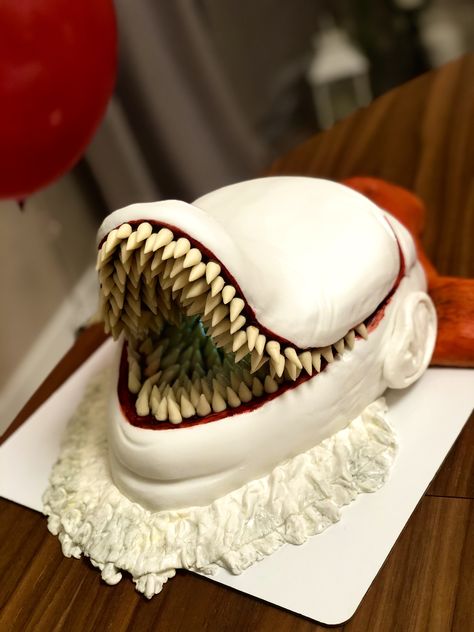 Pennywise Party Food, Pennywise Snacks, Pennywise Veggie Tray, Horror Cakes Birthdays Easy, It Cake Pennywise, Nightmare Before Christmas Toys, Horror Cake, Horror Themed Party, Creepy Food