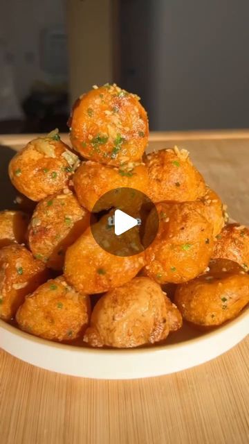 The Food Love Letter on Instagram: "CRISPY GARLIC BUTTER POTATO POPS

🎥 by @jacobking 

👇🏾ingredients👇🏾
-3 large white potato
-1 tsp garlic, onion + paprika powder
-2 tbsp nutritional yeast
-2 to 4 tbsp cornflour
-big pinch salt n pepper
-2 tbsp vg butter
-1 tbsp olive oil 
-4 or 5 large garlic cloves
-fresh chives or parsley for garnish

👇🏾method👇🏾
-peel and dice your potatoes before boiling them until soft.
-mash them with the seasonings and cornflour then shape into balls before air frying, baking or deep frying until crispy.
-in the oil and butter, fry off your minced garlic for a few minutes until soft then add the potato balls, garnish with fresh herbs, serve and enjoy x

Follow @jacobking for more recipes 😊

#potato #potatoes #potatorecipes #recipe #recipes #food #snack #s Garlic Potato Pops, Potato Pops, Garlic Balls, Potato Balls, Recipes Potato, Butter Potatoes, Crispy Garlic, Stuffed Potato Balls, Yellow Potatoes