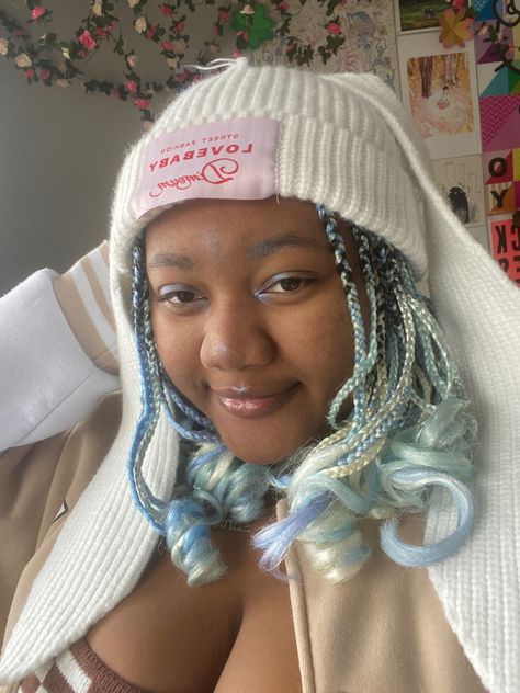 Ice Blue Box Braids, Short Blue Braids, Icy Blue Braids, Blue Short Braids, Pastel Blue Braids, Blond And Blue Braids, Blue French Curl Braids, White And Blue Braids, Blue And White Braids