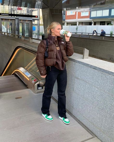 Barbara Kristoffersen on Instagram: “🤎 GIVEAWAY 🤎 It's finally here.. I have teamed up with @133.vintage to give you the chance to win this brown The North Face jacket 😭😍 For…” Doudoune The North Face, Brown Puffer, North Face Puffer Jacket, Chique Outfits, Brown Fits, Brown Outfit, Streetwear Fashion Women, Winter Fits, Mode Inspo