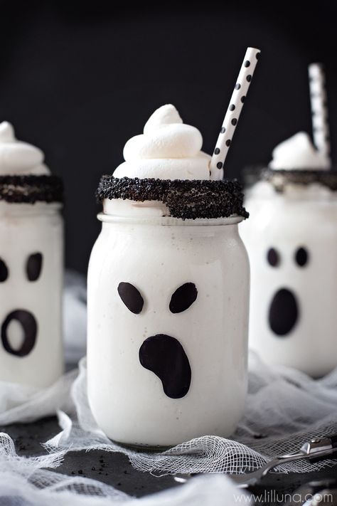 Boo-nilla Ghost Milkshakes - delicious vanilla treats turned into adorable ghosts that are perfect for Halloween! Halloween Food For Adults, Fun Halloween Snacks, Menu Halloween, Creepy Halloween Food, Halloween Snacks For Kids, Postres Halloween, Fun Halloween Treats, Spooky Food, Halloween Treats For Kids