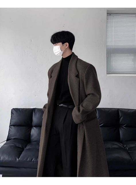 Sobretudo Coreano Masculino Longo: Estilo Moderno e Sofisticação Adicione um toque de modernidade ao seu guarda-roupa com o Sobretudo Coreano Masculino Longo. Inspirado na moda coreana, este sobretudo oferece um design elegante e um corte alongado que proporciona um visual distinto e sofisticado. Características do Sobretudo Coreano Masculino Longo: Design Moderno: Estilo inspirado na moda coreana, elegante e atual. Corte Longo: Proporciona um visual imponente e sofisticado. Materiais de Alta Qualidade: Conforto e durabilidade garantidos. Detalhes Cuidadosos: Acabamentos refinados que destacam o estilo único. Por que Escolher o Sobretudo Coreano Masculino Longo? O Sobretudo Coreano Masculino Longo é ideal para homens que buscam um visual moderno e sofisticado. Perfeito para diversas ocasiõ Long Jacket Outfit, British Autumn, Men Formal Outfit, Woolen Coat Winter, Soft Boy Outfits, Fashion Souls, Boyfriend Outfit, Designer Boys, Cold Outfits