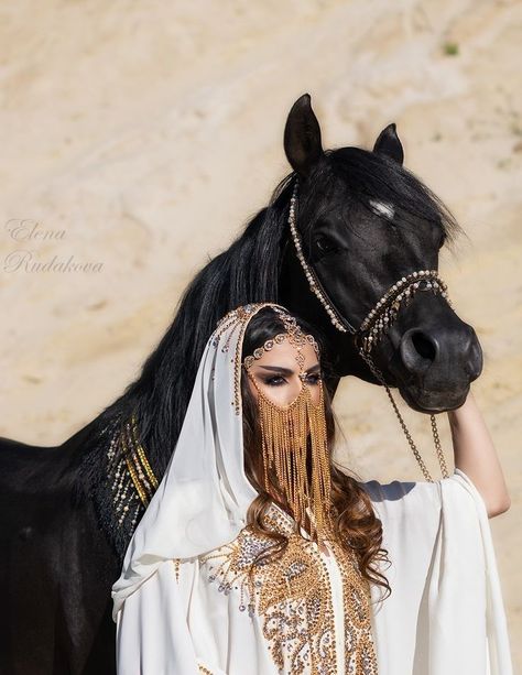 Nas Hip Hop, Arabian Nights Aesthetic, Arabian Princess, Estilo Hijab, Arabian Night, Arabian Women, Shotting Photo, Arabian Beauty Women, Arab Beauty