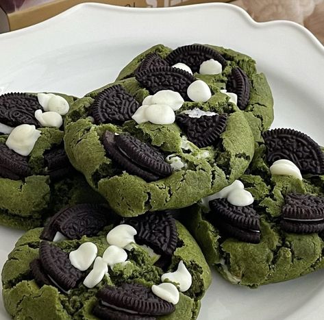 Matcha Oreo, Cookies With White Chocolate Chips, Cookies With White Chocolate, Bake Sale Packaging, Green Tea Matcha, Matcha Cookies, Baking Packaging, Fall Treats, Macadamia Nuts