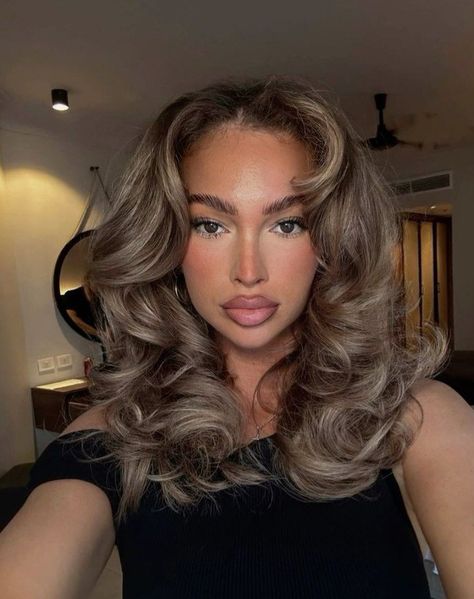 Mixed Race Hair Colour Ideas, Curly Hair With Blonde Front Pieces, Ash Blonde Balayage Curly Hair, Ash Blonde Black Women Natural Hair, Ash Blonde Curly Hair Black Women, Ash Blonde Hair On Black Women, Ash Blonde Highlights Black Women, Curly Ash Blonde Hair, Ash Blonde On Dark Skin Black Women