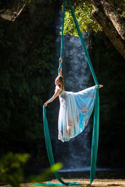 Aerial Silks Poses Photography, Aerial Silks Aesthetic, Aerial Silks Beginner, Aerial Silk, Aerial Hammock, Body Action, Aerial Fitness, Aerial Acrobatics, Adventure Seeker