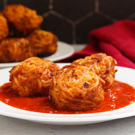 Crispy. Fried. Spaghetti. Three of our favorite words (let's be honest, we have a LOT of favorite words) but these really take the cake...er, pasta! Crunchy on the outside, tender and delicious on the inside, these easy and fun balls of flavor are a great dish to make in advance or with the kiddos. Serve with garlic bread, salad, and marinara for a pasta night dish that really sticks in your noodle. - Crispy Spaghetti Bites Spaghetti Bites, Noodles From Scratch, Fried Spaghetti, Recipe For Spaghetti, Fried Pasta, Cooking Island, Pasta Cake, Meatball Recipes Easy, Bread Salad