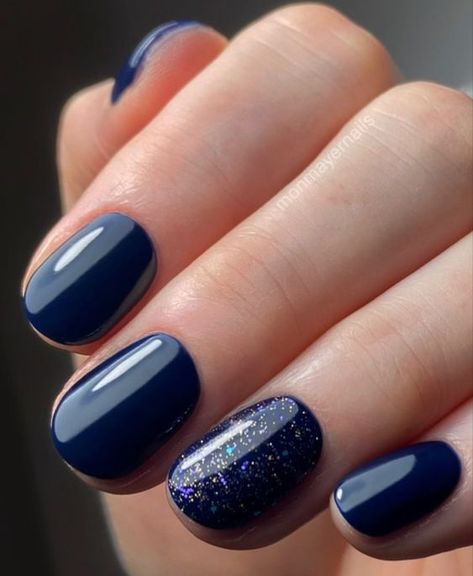 17 Trendy Round Nail Ideas for Fall 2023 Deep Blue Nails Short, Gold Navy Nails, Dark Blue Manicure, Dark Blue Nails With Glitter, Designs For Round Nails, Dark Blue Nails Short, Round Nail Ideas, Navy Nails Design, Minimalist Manicure