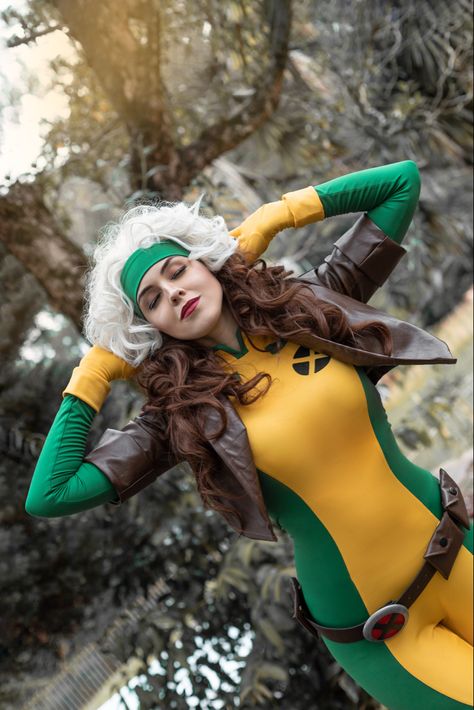 Rogue cosplay from X-Men Rogue Xmen Costume, X Men Cosplay, Potion Tattoo, Rogue X Men, Rogue Cosplay, Rogue Xmen, Men Cosplay, Tattoo Minimalist, Marvel Cosplay