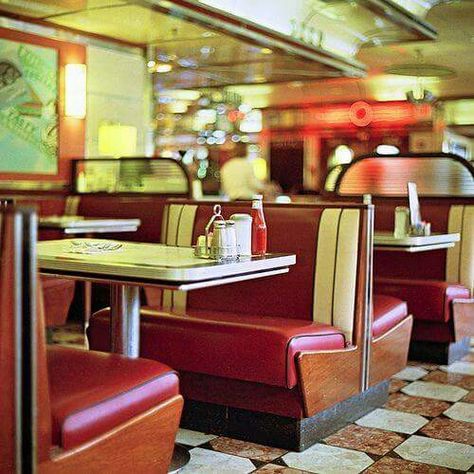 * 90s Diner, Tv Aesthetic, 1990 Style, 50s Diner, Truck Stop, Diner Decor, Pompe A Essence, Vintage Diner, Diner Recipes