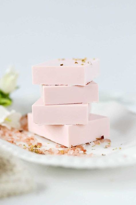 Healing Calamine Soap for Sensitive Skin (DIY Lush Fresh Farmacy!) Essential Oil Soap Recipe, Diy Lush, Soap Photography, Săpunuri Handmade, Soap Display, Soap For Sensitive Skin, Pink Soap, Bath Melts, Hello Glow