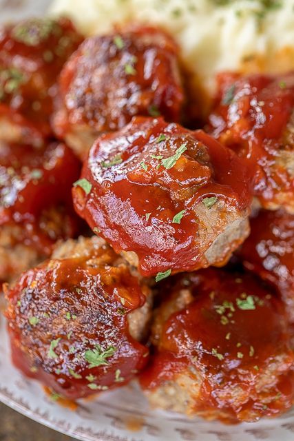 Meatloaf Meatballs - super delicious! Great at a meal or a party appetizer. Ground beef, oatmeal, milk, onion, salt, pepper, ketchup, sugar, vinegar, hot sauce and Worcestershire. I always double the recipe! The whole family LOVES these yummy meatballs! #beefrecipes #meatloaf #meatballs Appetizer Ground Beef, Meatballs Ground Beef, Yummy Meatballs, Appetizers Meatballs, Meatloaf Dinner, Gluten Free Puff Pastry, Meatloaf Meatballs, Appetizer Meatballs, Oatmeal Milk