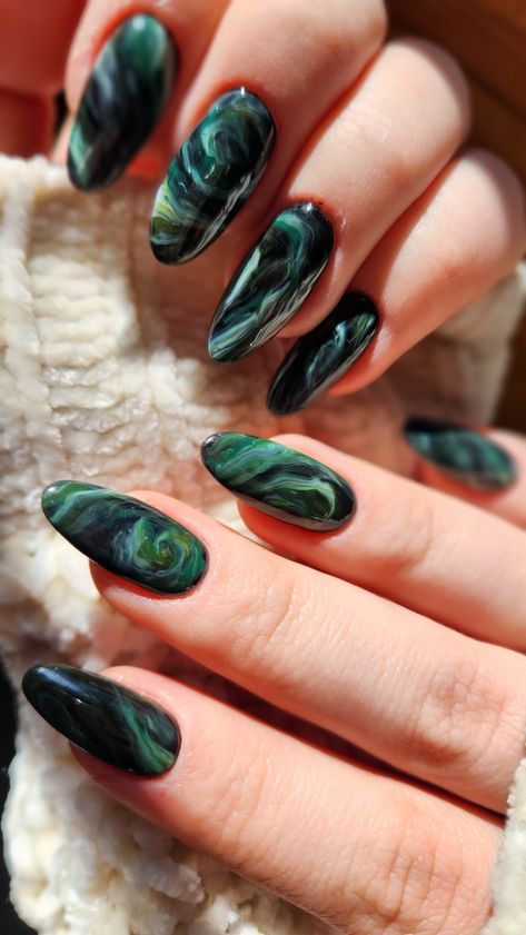 Green Marble Nail Art, Green Marble Nails Acrylic, Green And White Marble Nails, Original Nails Designs, Emerald Marble Nails, Dark Green Marble Nails, Dark Marble Nails, Green Nails Marble, Emerald Nails Designs