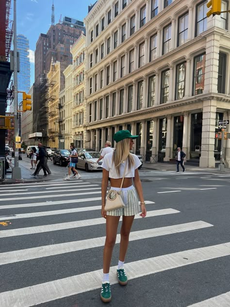 New York City, outfit Nyc Summer Outfits Aesthetic, Nyc Sneakers Outfit, Nyc Style Summer, New York Trendy Outfits, Nyc Outfit Inspo Summer, Summer Outfits City Casual, New York Outfit Inspo Summer, Summer Outfits In New York, City Girl Fashion