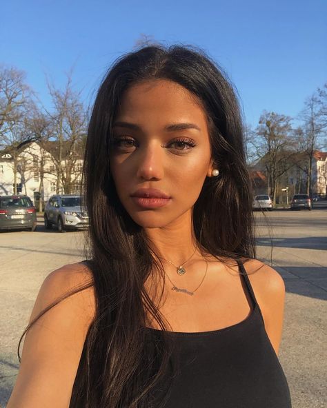 Dina Denoire on Instagram: “it was sunny for like one day” Diana Denoire, Dina Denoire, Stella Alonso, Girl With Brown Hair, Brunette Girl, Brown Girl, Tan Skin, Pretty Ppl, Pretty Makeup